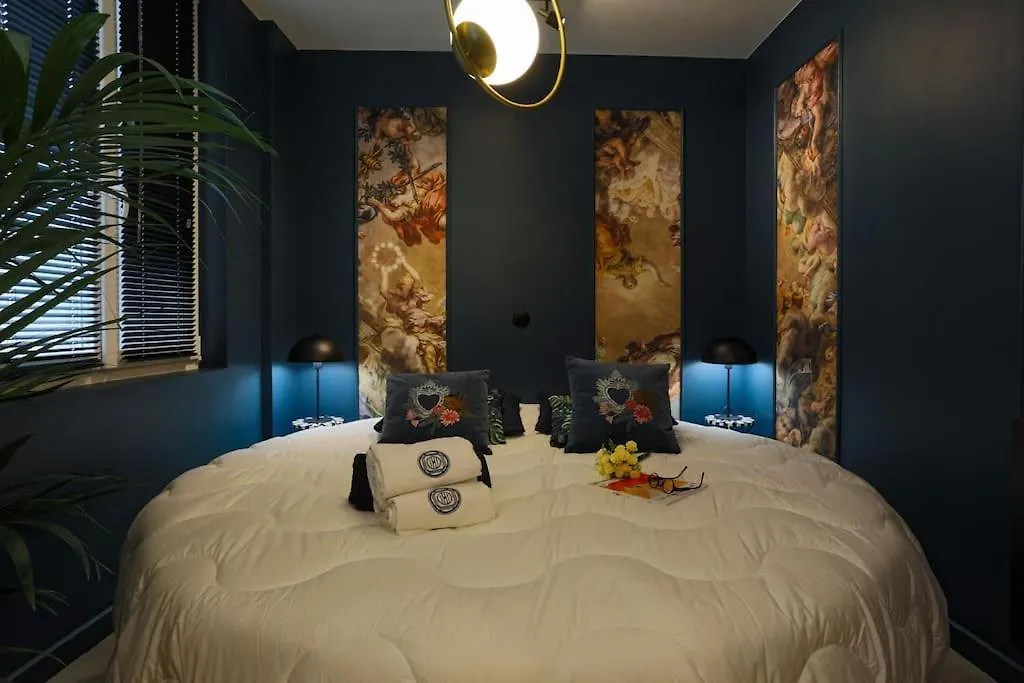 Apartment Sublimappartlamarquisepariscenter2Bathr